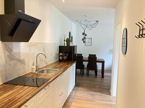 Kylskåp, mikrovågsugn, spishäll och diskmaskin