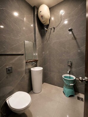 Bañera con ducha, pantuflas, toallas, jabón