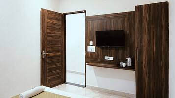 Deluxe Double Room | In-room dining