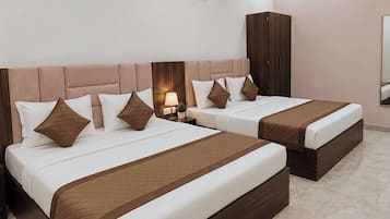 Family Room | In-room safe, desk, soundproofing, free WiFi