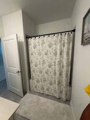 Haartrockner, Bidet, Handtücher, Seife