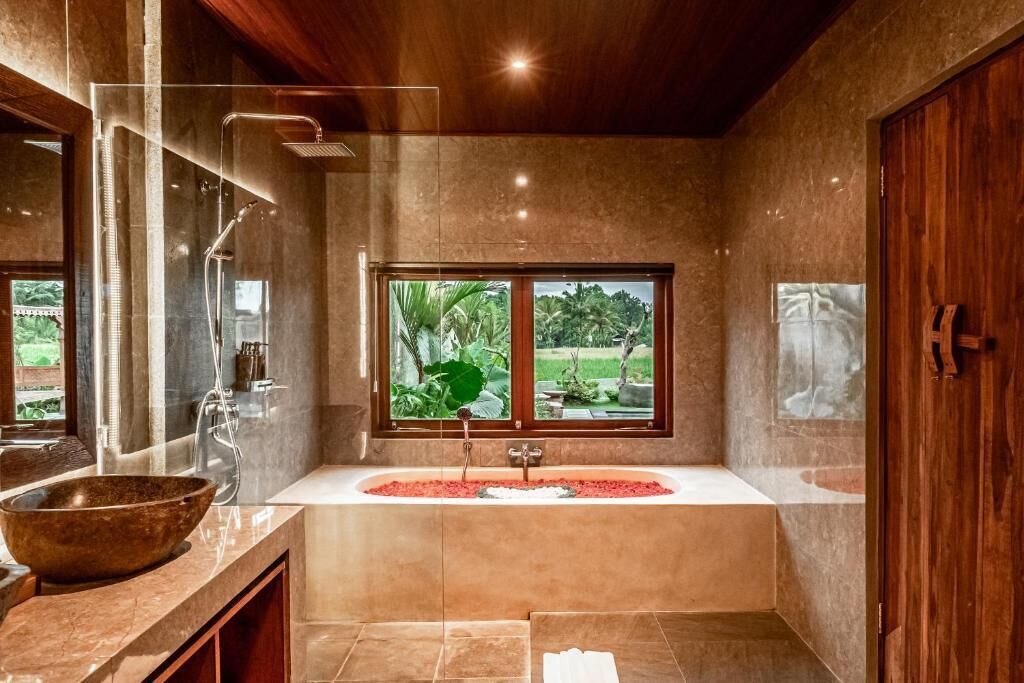 Comfort Villa, Garden Area | Bathroom | Separate tub and shower, free toiletries, hair dryer, slippers