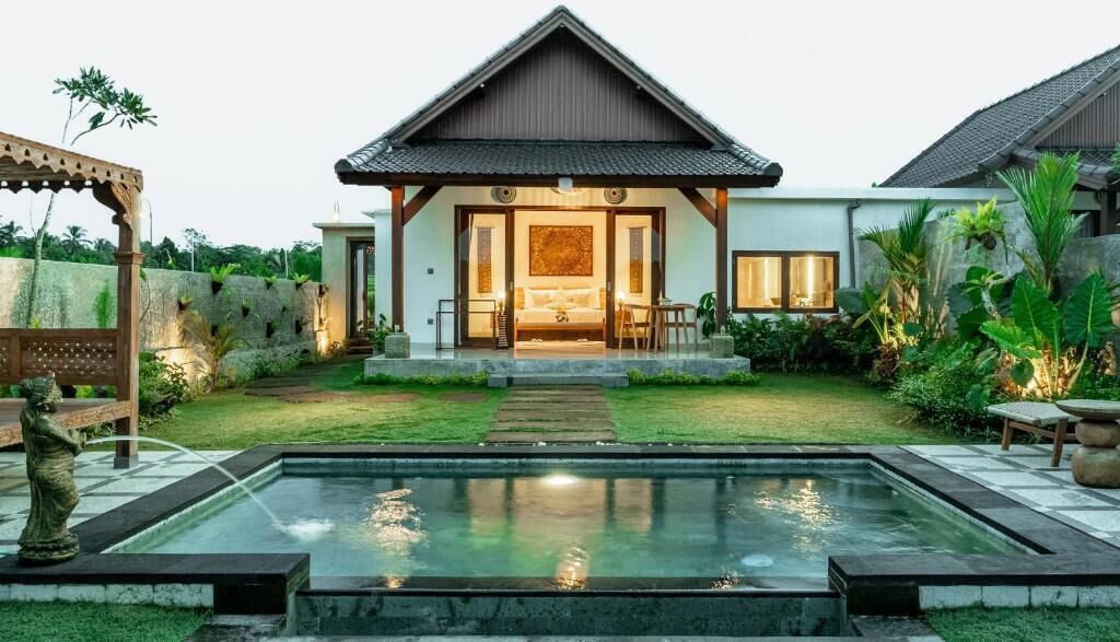 Una piscina al aire libre