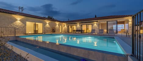 Piscine extérieure en saison, parasols, chaises longues