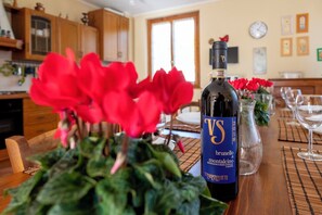 Eine Flasche VS 2018 Brunello di Montalcino Wein auf einem Tisch mit einer floralen Tischdekoration.
