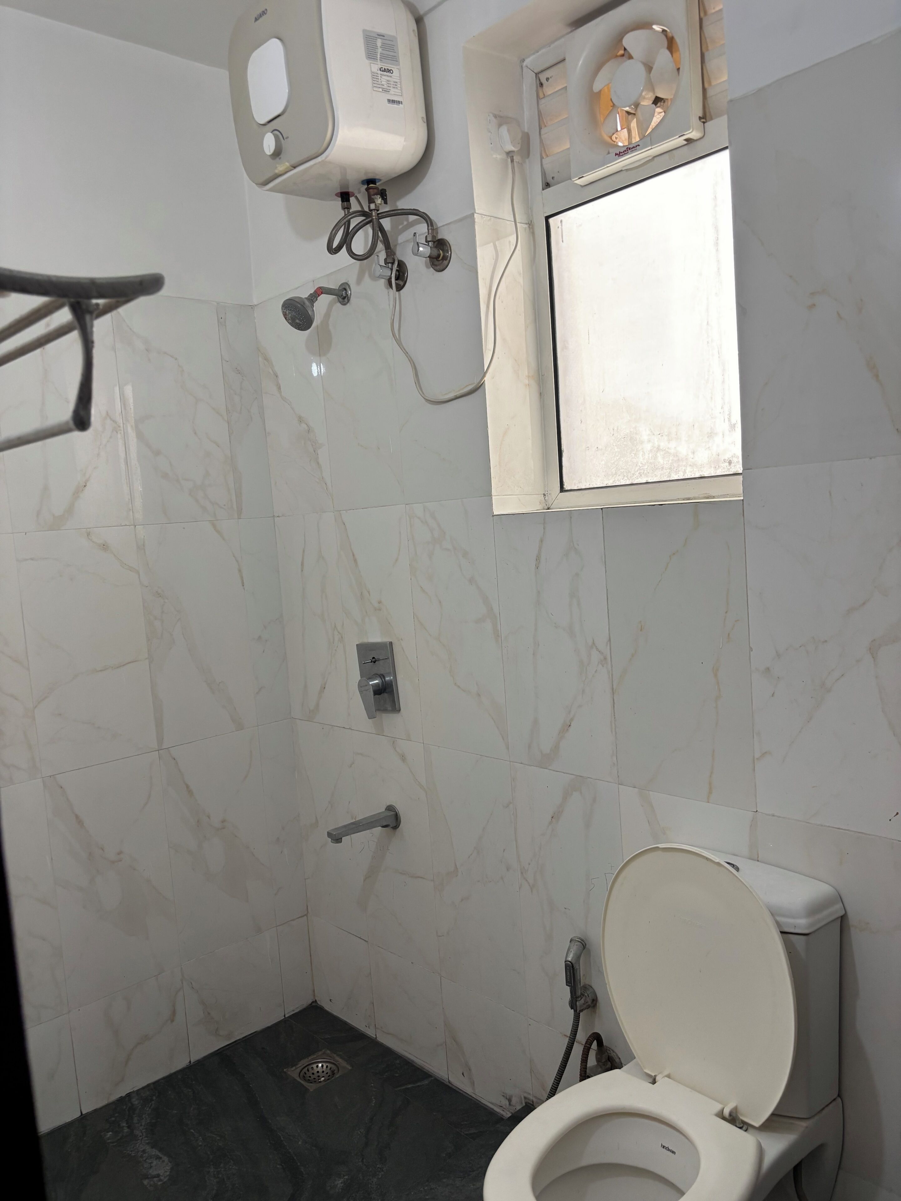 Douche, serviettes fournies, savon, papier toilette