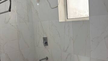 Douche, serviettes fournies, savon, papier toilette