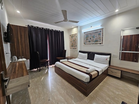 Ruang kerja ramah laptop, setrika/meja setrika, dan Wi-Fi gratis. Hotel CSJS International