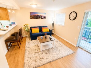 Living area - Vega Apartment Seattle (Seattle)