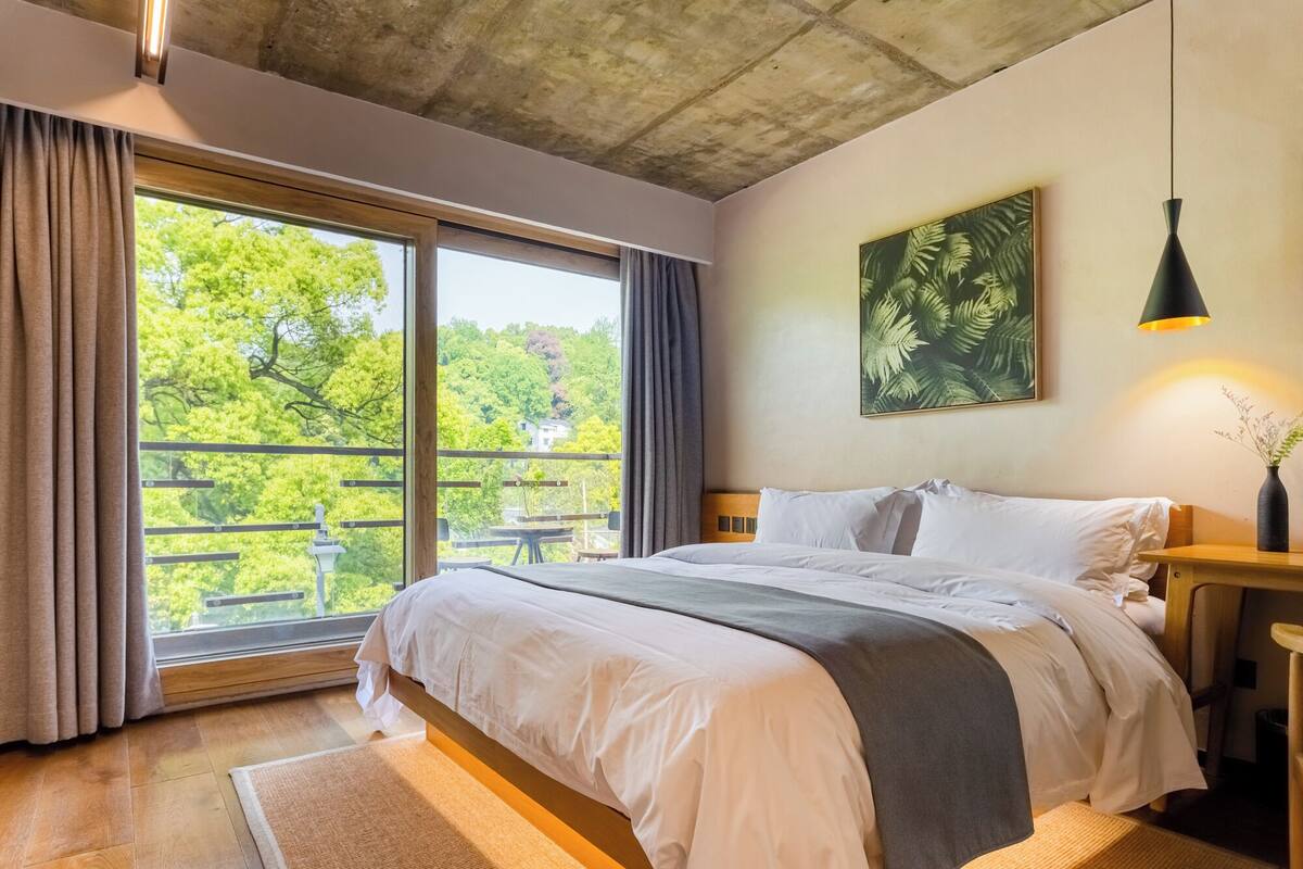 Kamar Double Mewah, balkon, pemandangan gunung | Seprai premium, meja kerja, dan ruang kerja ramah laptop