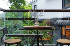 Superior-Doppelzimmer, Balkon, Bergblick | Speisen im Freien