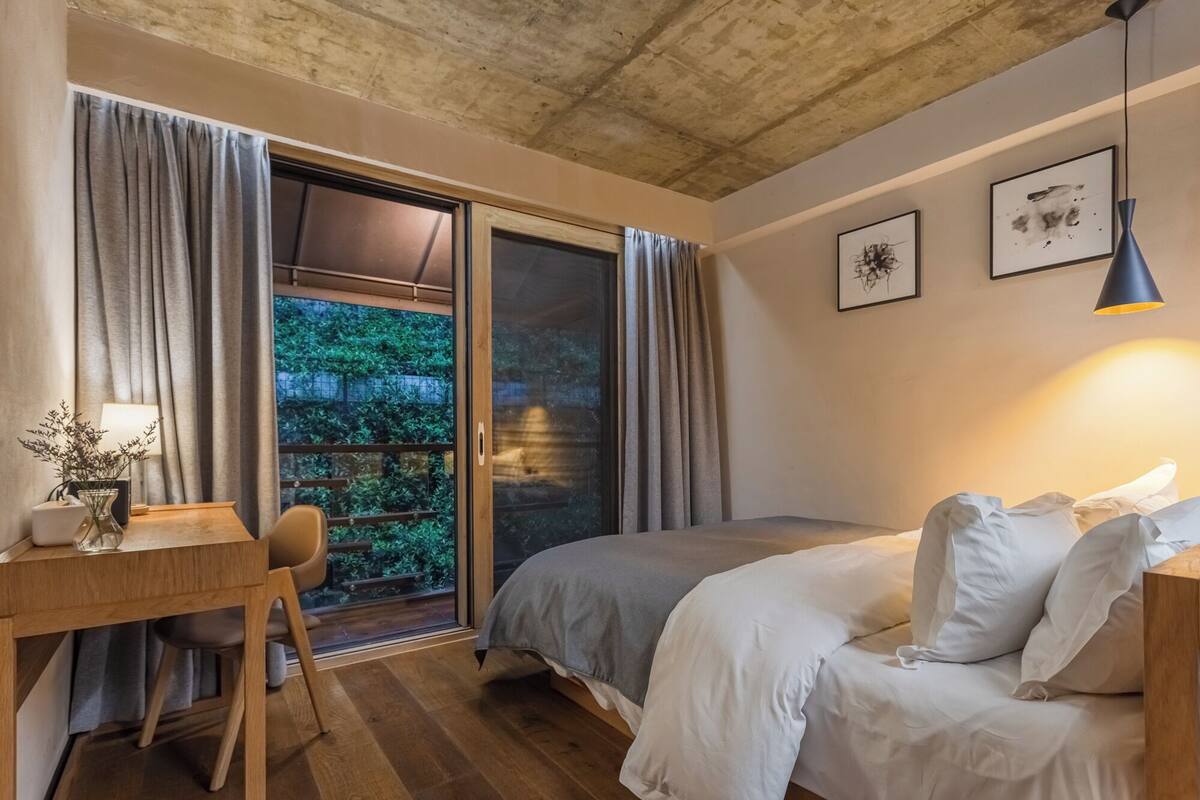 Kamar Double Ekonomi, balkon, pemandangan gunung | Seprai premium, meja kerja, dan ruang kerja ramah laptop