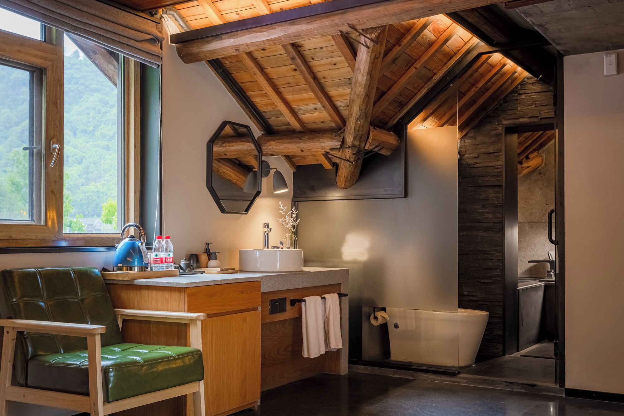 Un baño con techo de madera, un lavamanos, un inodoro y una silla.