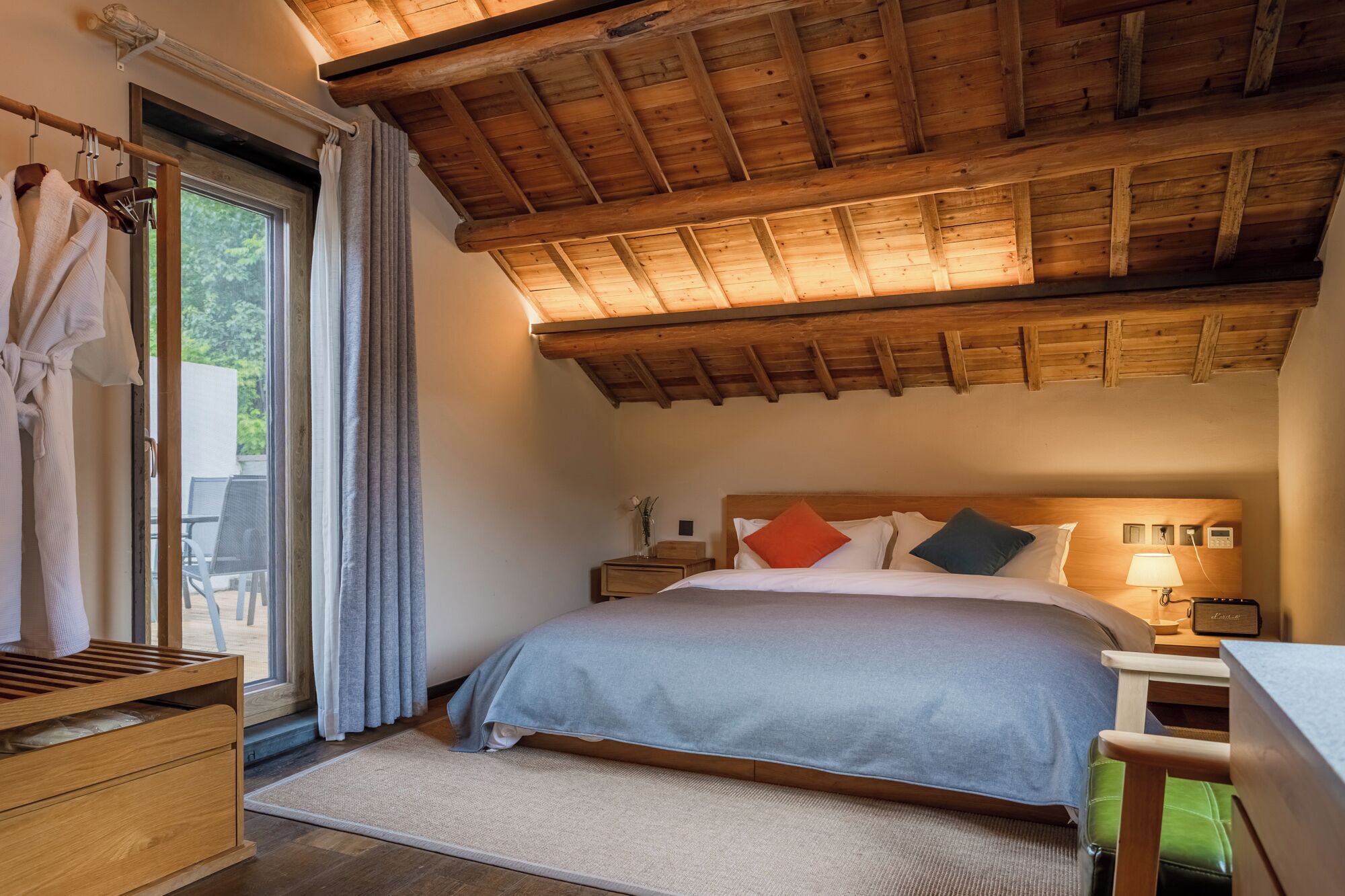 Quarto casal superior, sacada, vista para a montanha | Roupas de cama premium, individualmente decorados