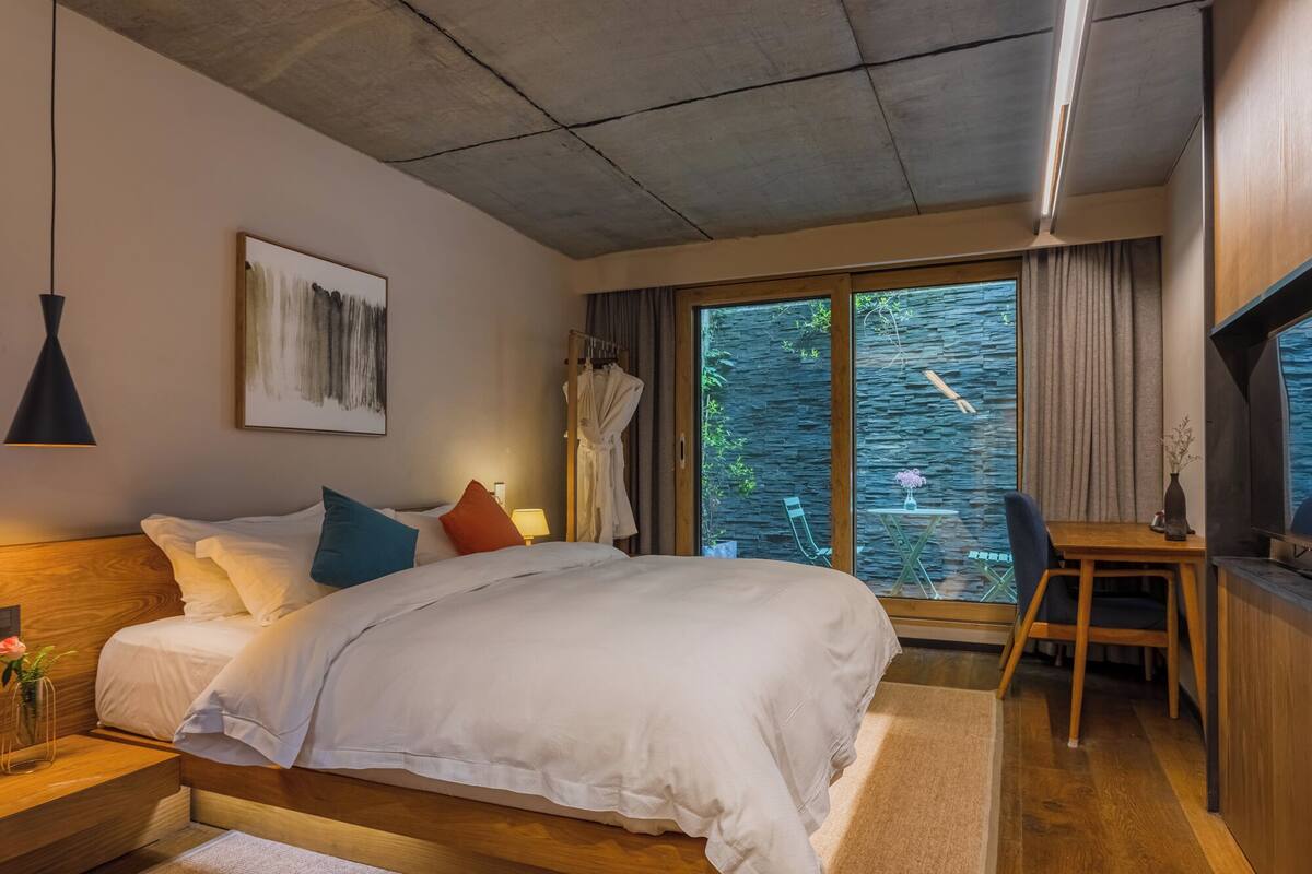 Kamar Double Comfort, balkon, pemandangan gunung | Seprai premium, meja kerja, dan ruang kerja ramah laptop
