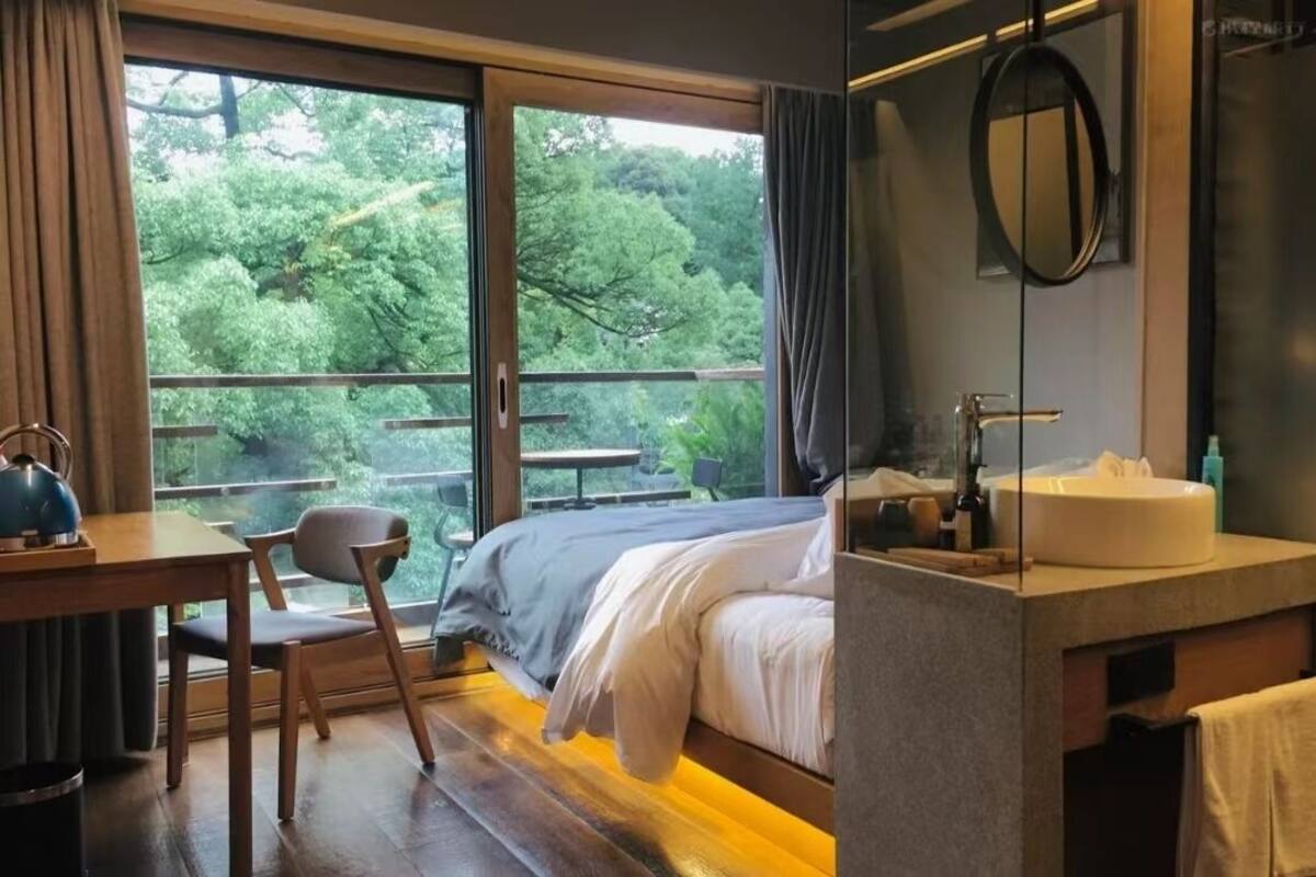 Kamar Double Deluks, balkon, pemandangan gunung | Seprai premium, meja kerja, dan ruang kerja ramah laptop