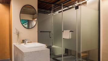 Superior-Doppelzimmer, Balkon, Bergblick | Badezimmer | Haartrockner, Hausschuhe, Handtücher, Seife