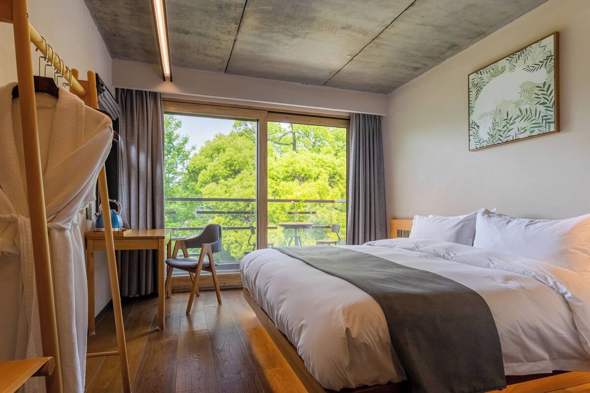Kamar Double Superior, balkon, pemandangan gunung | Seprai premium, meja kerja, dan ruang kerja ramah laptop
