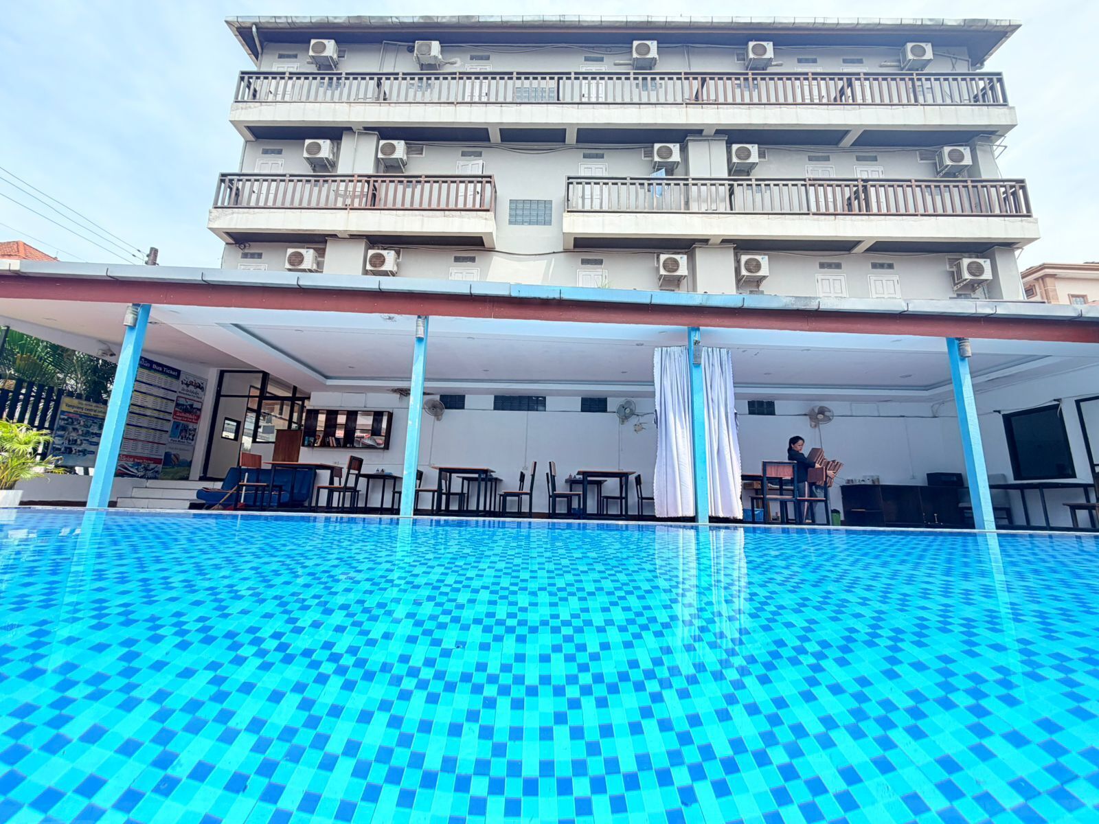 Una piscina al aire libre