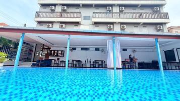 Una piscina al aire libre