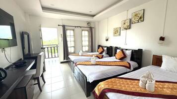 Deluxe Triple Room | In-room safe, desk, laptop workspace, soundproofing