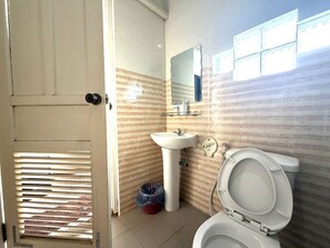 Dusche, Haartrockner, Hausschuhe, Handtücher