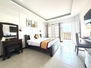 Quarto casal luxo, vista para a cidade | Cofres nos quartos, escrivaninha, espaço de trabalho para notebook