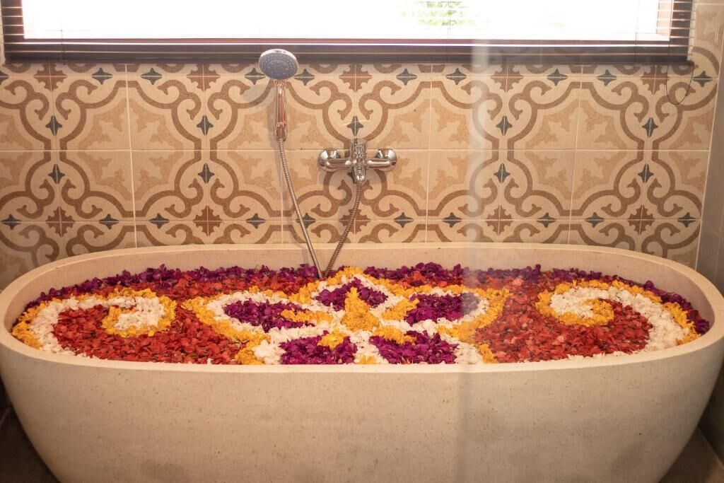 Comfort-Villa, Balkon, Gartenblick | Badezimmer | Badewanne und Dusche (separat), kostenlose Toilettenartikel