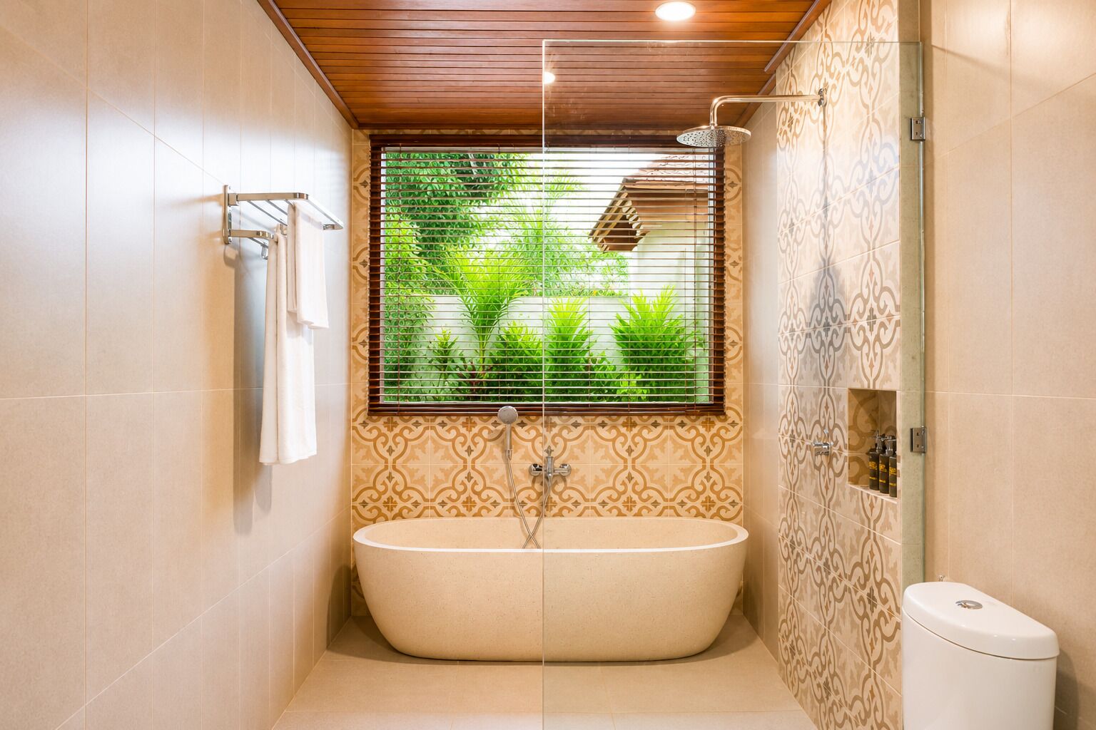Comfort Villa, Balcony, Garden View | Bathroom | Separate tub and shower, free toiletries, hair dryer, slippers