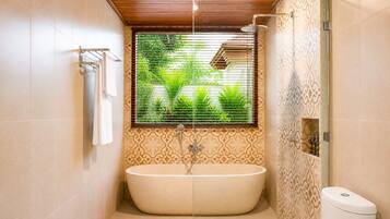 Comfort Villa, Balcony, Garden View | Bathroom | Separate tub and shower, free toiletries, hair dryer, slippers