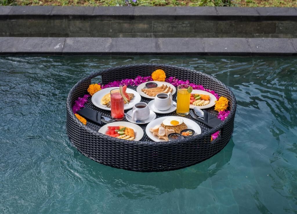 Comfort Villa, Balcony, Garden View | Breakfast meal
