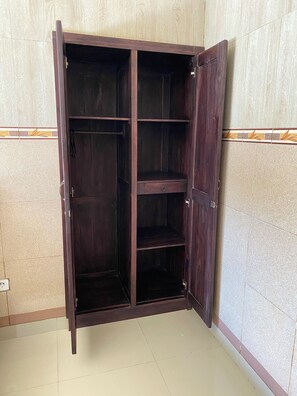 خزانة ملابس