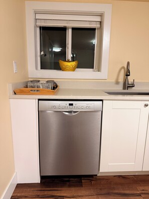 Private kitchen - Charming Private Suite in Prestigious Vancouver West Side (Vancouver)