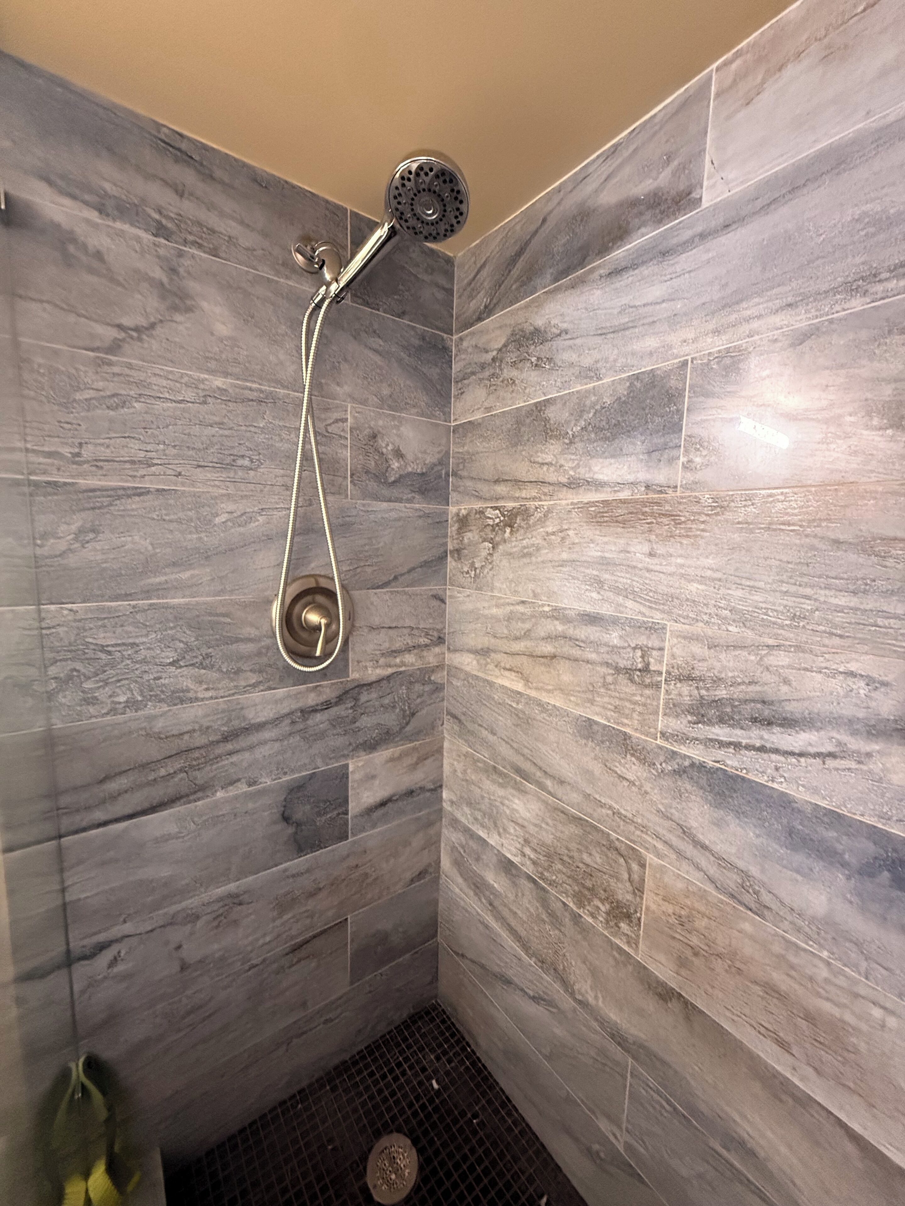Dusche, Whirlpool, Haartrockner, Handtücher