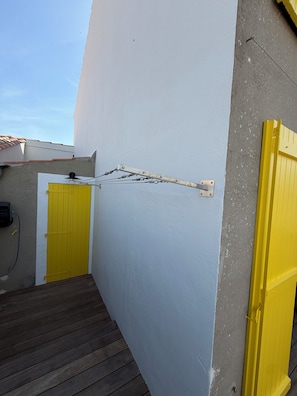 A narrow alleyway with a yellow door and a white wall. - Le Vieil · Renovated house · Beach & sea view (Noirmoutier-en-l'Île)