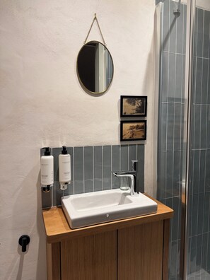 Shower, hair dryer, towels, soap - Vrbo Property (Noirmoutier-en-l'Île)