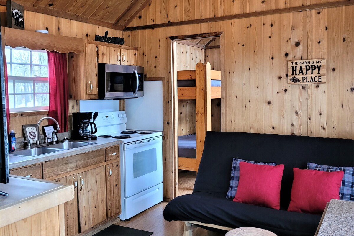 Deluxe Cabin, 2 Bedrooms, Pets Allowed | WiFi (free), bed sheets