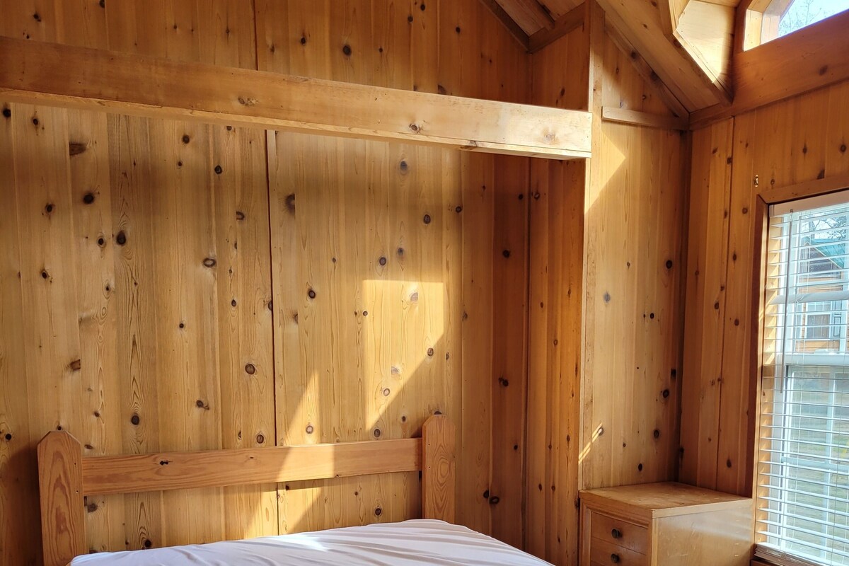 Deluxe Cabin, 2 Bedrooms, Non Smoking | WiFi (free), bed sheets