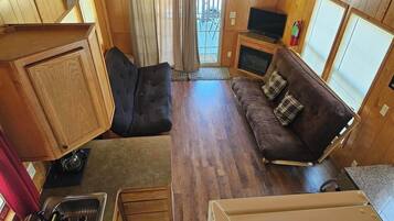 Deluxe Cottage | Living area