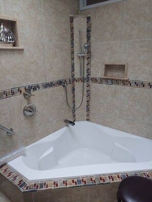 Vasca idromassaggio, asciugacapelli, bidet, sapone