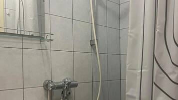 Serviettes fournies, savon, papier toilette