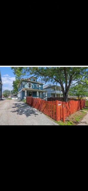 Exterior - Cozy KC Duplex 2BR Retreat Near Downtown (kansas city)