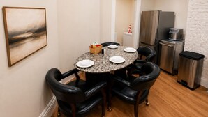 Dining - Midtown-2 King Beds•Near Streetcar•30+Nights-WIFI (kansas city)