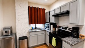 Private kitchen - Midtown-2 King Beds•Near Streetcar•30+Nights-WIFI (kansas city)