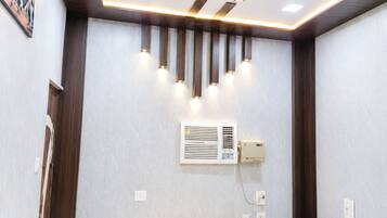 Deluxe Double Room, Air conditioning | Hypo-allergenic bedding, desk, soundproofing, free WiFi