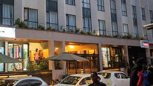 Un hôtel à plusieurs étages doté d’une façade moderne, de grandes fenêtres et d’espaces extérieurs aménagés pour se détendre.