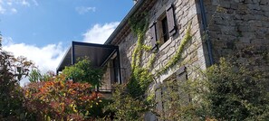 Exterior detail - Gîte de Laulagne : Nature, Calm and Comfort. Independent apartment. (Saint-André-Lachamp)