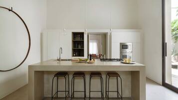 Frigorifero, microonde, forno, piano cottura