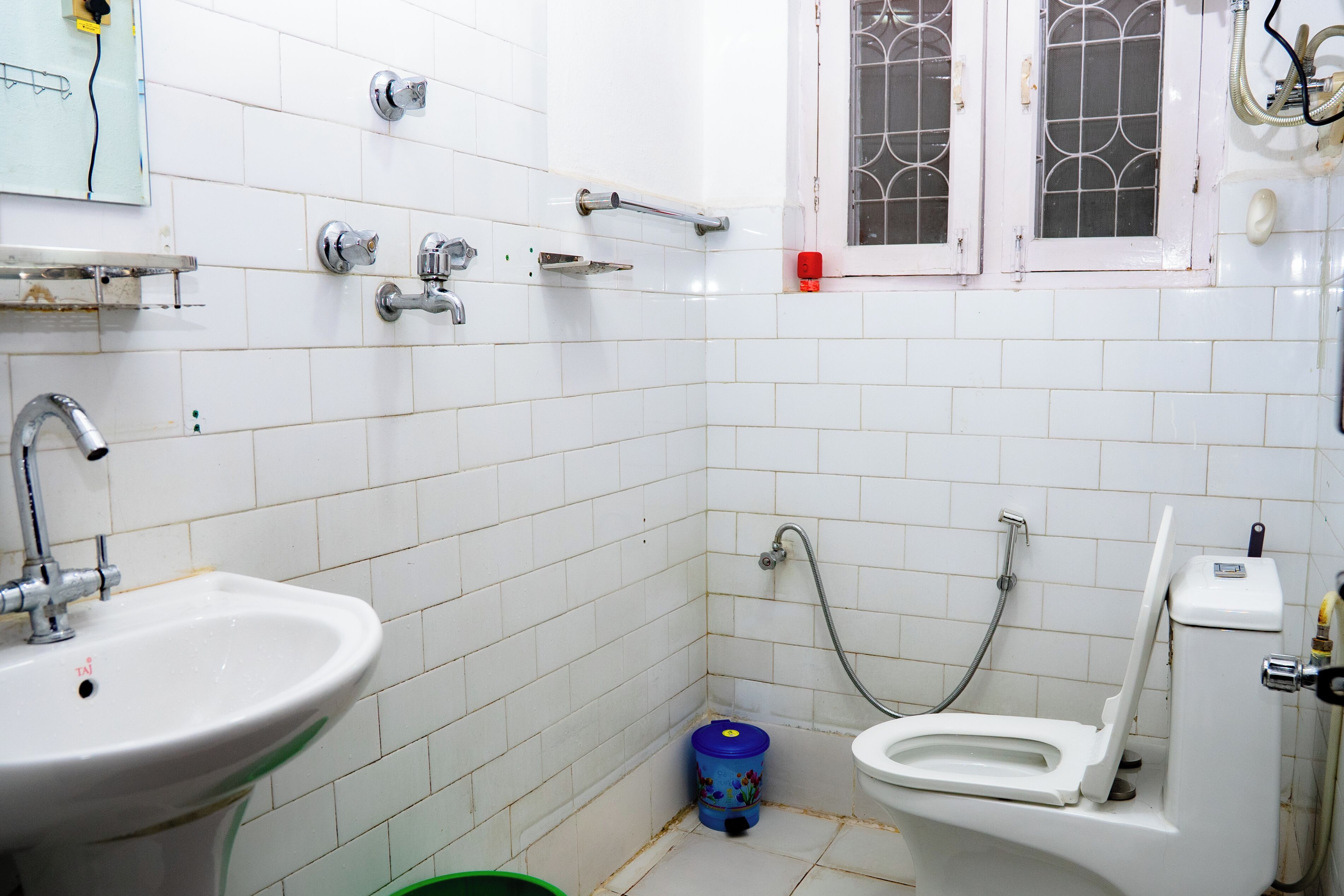 Economy Room | Bathroom | Free toiletries, towels, soap, toilet paper