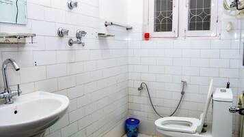 Economy Room | Bathroom | Free toiletries, towels, soap, toilet paper